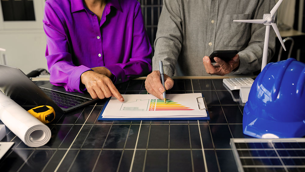 Gestores de empresa conversando sobre eficiência energética