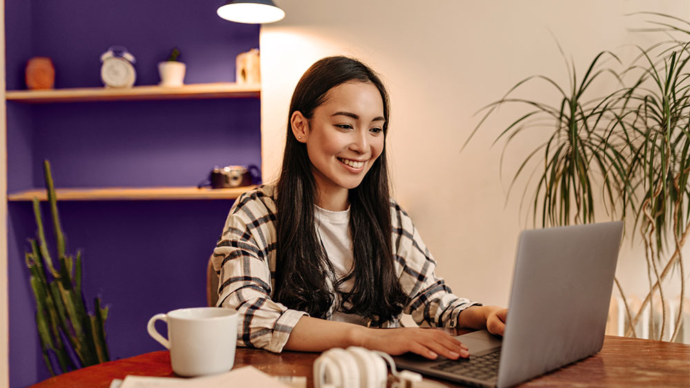 Mulher trabalhando de casa, fazendo Home Office
